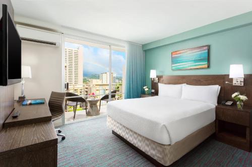 檀香山威基基海滩万怡酒店 的酒店客房设有一张床和一个大窗户