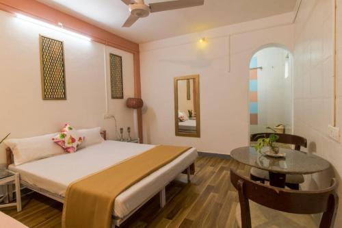 潘奇加尼Tabletop Villa Standard - 3的酒店客房配有一张床铺和一张桌子。
