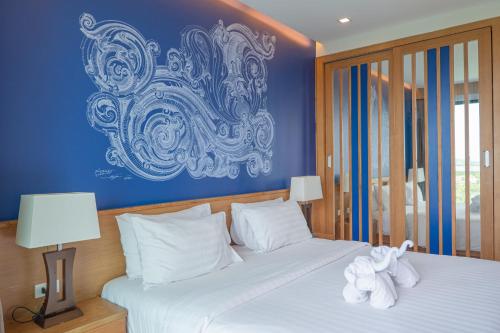 奥南海滩Aonang Suite Pool Villa的一间卧室设有两张床和蓝色的墙壁