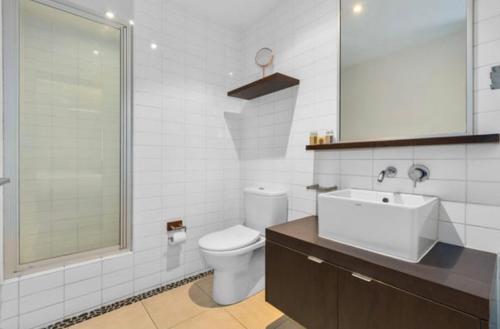 金斯克里福347 Paradiso Kingscliff Beach 3 Bedroom Private Rooftop的浴室配有卫生间、盥洗盆和淋浴。