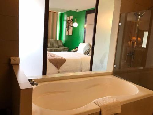 科隆科隆戈特威套房酒店的带浴缸的浴室和卧室