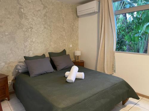 普纳奥亚Moehani Beach Lodge的一张带毛巾的床,带窗户