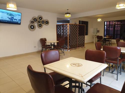 奈瓦沙401 Restaurant & Accommodation的一间带桌椅的用餐室