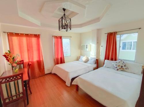 麦克坦拉赛维丽度假屋的一间卧室设有两张床和红色窗帘