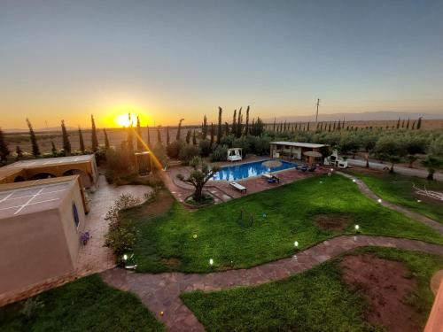 VILLA GIULIA & SOLEY的享有庭院的空中景致,设有游泳池和日落