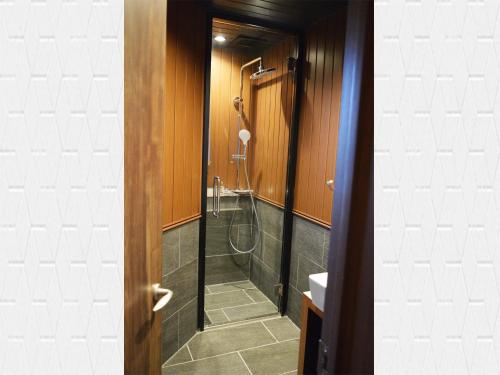 成田NARITA HOTEL KAKUREGA - Vacation STAY 69221v的带淋浴的浴室和玻璃门