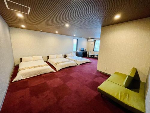成田NARITA HOTEL KAKUREGA - Vacation STAY 72264v的一间设有两张床和一张沙发的房间