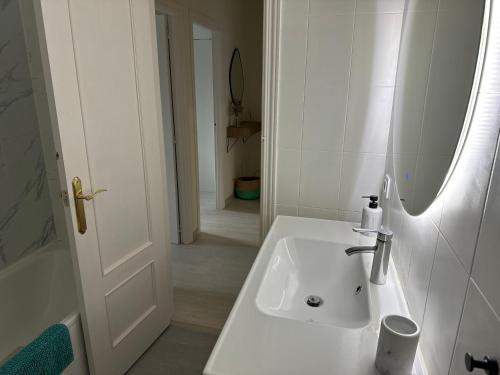 仕格莱Apartamento recién reformado en Ezcaray的浴室配有白色水槽和浴缸。