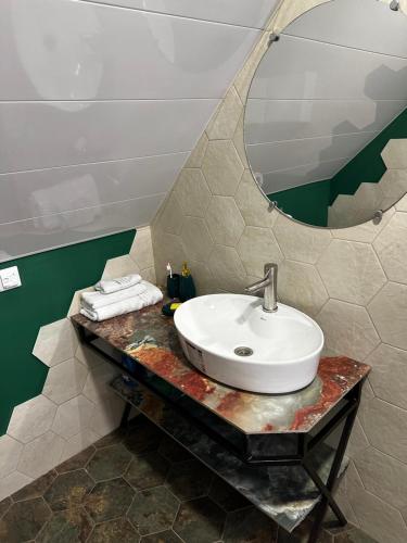 迪利然Areguni Cottage的一间带水槽和镜子的浴室