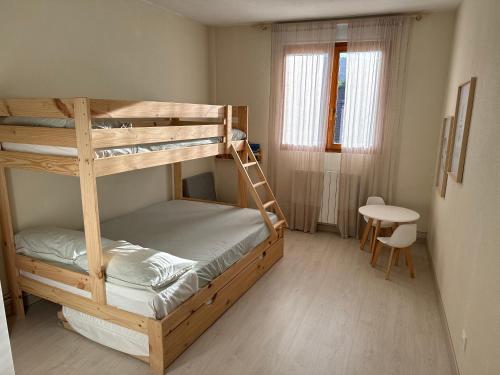 仕格莱Apartamento recién reformado en Ezcaray的一间卧室设有两张双层床和梯子
