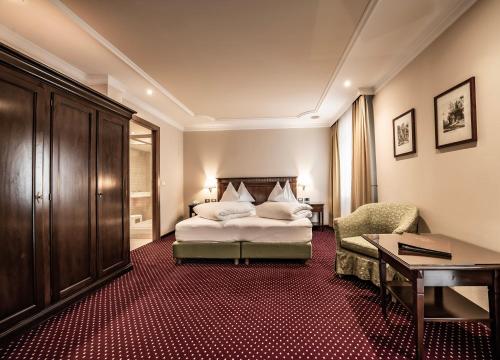 奥蒂塞伊卢纳蒙德舍因酒店的配有一张床和一张书桌的酒店客房