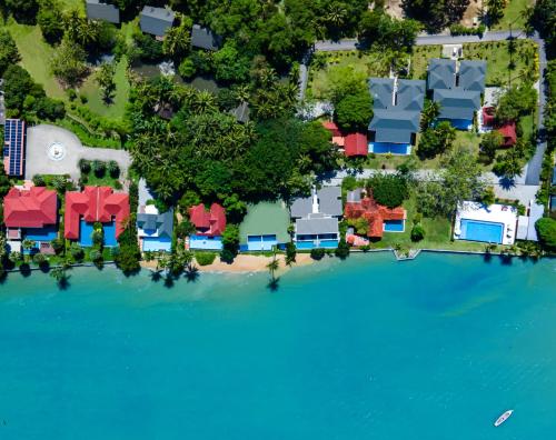 拉威海滩Fisherman Way Beach Villa的水面上岛上房屋的空中景观