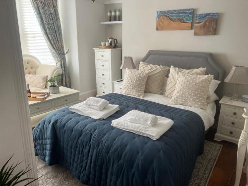 西卢港The Captain's House的一间卧室配有蓝色的床和毛巾