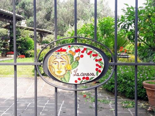 布拉恰诺La Cerasa - Country house il lago fuori的花园门上的标志
