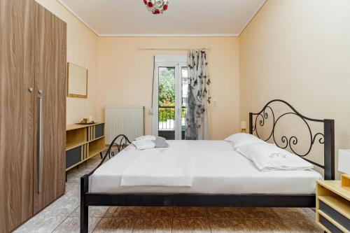 尼亚米卡尼奥纳Ki &Ki apartments New Michaniona的卧室设有一张白色大床和一扇窗户。