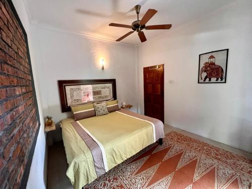 丹绒鲁Eagleye Langkawi的一间卧室配有一张床和吊扇