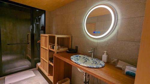 尾道市SIDOU 　INN的一间带水槽和镜子的浴室
