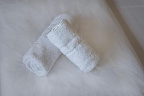 特里尔Hotel Constantin的睡床上一对白色袜子