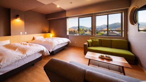 萩市宵待ちの宿　萩一輪的酒店客房,设有两张床和一张沙发