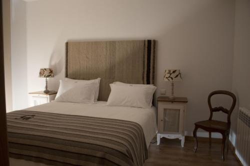 蒙塔莱格里艾呙齐奎那酒店的卧室配有白色的床、椅子和椅子
