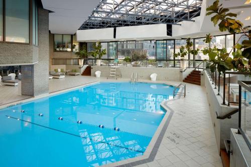蒙特利尔DoubleTree By Hilton Montreal的大楼里一个蓝色的大泳池