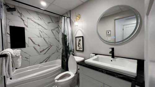 CalabogieCalabogie Peaks Hotel, Ascend Hotel Member的一间带水槽、卫生间和镜子的浴室