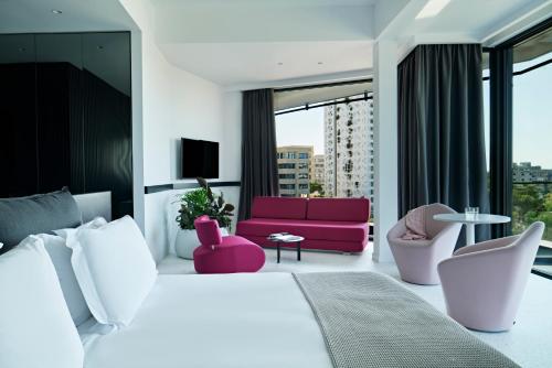 尼科西亚MAP Boutique Hotel的酒店客房设有一张大床和一张沙发。
