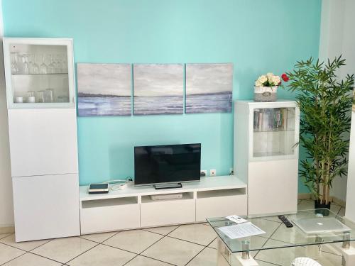 阿布里斯Grande appartamento Tenerife Los Abrigos的一间客厅,客厅内配有一台电视,位于白色娱乐中心