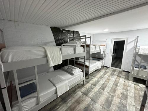 伊斯坦布尔STONE HOME Hostel的宿舍间设有三张双层床,铺有瓷砖地板。