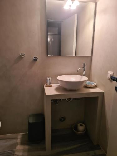 伊兹拉Greco Hotel的一间带水槽和镜子的浴室
