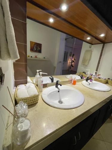 盖尼特拉chambre privée的一间带两个盥洗盆和大镜子的浴室