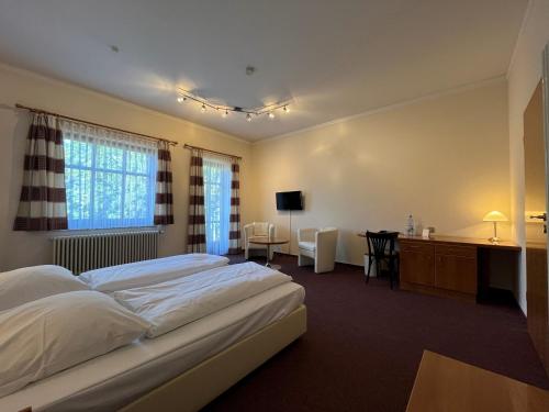 魏玛里兹特酒店的酒店客房配有两张床和一张书桌