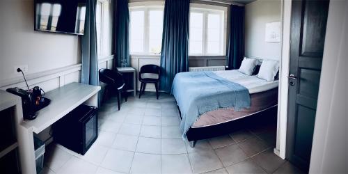 Bifrost豪森尼弗乡村酒店的一间小卧室,配有床和窗户