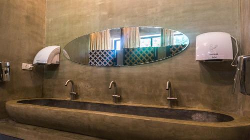 爱妮岛Happiness Hostel El Nido的一间带水槽和镜子的浴室