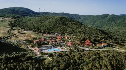 里帕尔贝拉Borgo San Pecoraio Resort的享有山区度假胜地的空中景致