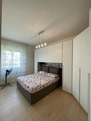 佩鲁贾Appartamento a 4 km dal Centro的一间卧室配有一张大床和白色橱柜。