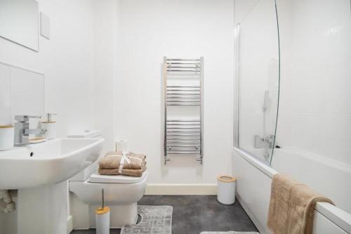 斯劳Heathrow Haven: Stylish Apartments in the Heart of Slough的一间带水槽、卫生间和淋浴的浴室