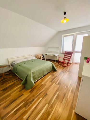 新松奇Komfortowy pokój dla dwojga z balkonem Marcinkowicka的一间卧室配有一张床和一张书桌