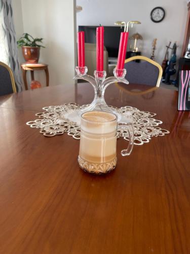 Ytri-NjarðvíkG-1215 apartment的木桌上的一杯红蜡烛杯