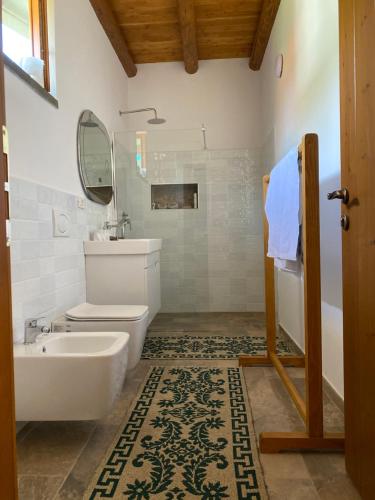 培拉特Vila Ramaj的一间带卫生间、水槽和镜子的浴室