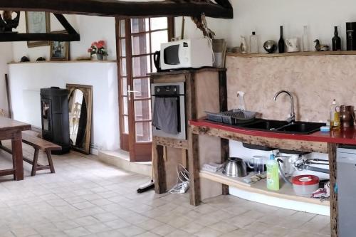Mers-sur-IndreGîte de la Venerie Indre 36的厨房配有柜台、水槽和炉灶。
