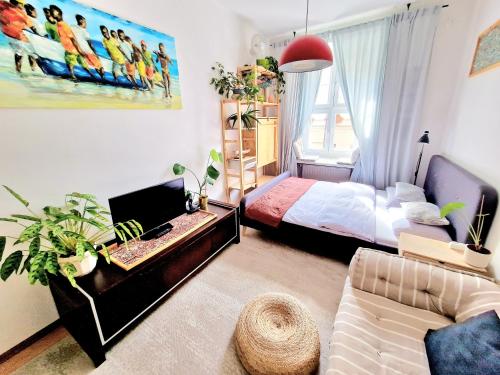 奥普尔INNY Apartament Rynek Opole的一间卧室配有一张床和一个沙发