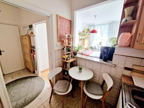 奥普尔INNY Apartament Rynek Opole的一间小厨房,内设桌椅
