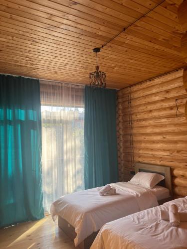 KhuloHotel ANNA PALACE的一间卧室设有两张床和窗户。