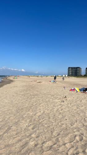 HoekFloß /Sistemich的一片沙滩上有人躺在沙滩上