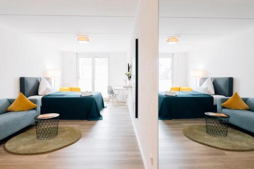 比勒费尔德Stadt-Appartement CityLife的客厅配有两张床和一张桌子