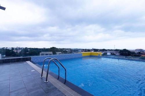 阿克拉Labone Luxury Condo and Apartment in Accra - FiveHills homes的大楼顶部的大型游泳池