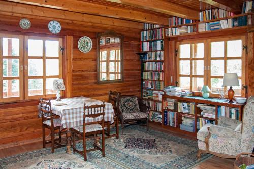 Wierchomla WielkaKalinowa Chata的用餐室配有桌椅和书架