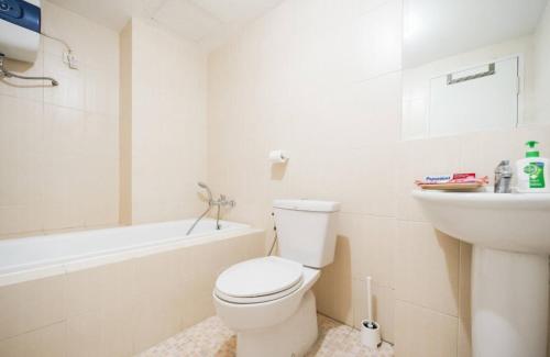 雅加达Comfy Casa的白色的浴室设有卫生间和水槽。