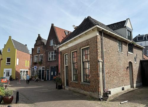 迪温特Luxe Loft in Historisch Pand in Walstraat Deventer的街道上一座古老的砖砌建筑,有建筑